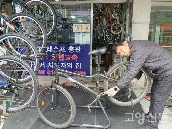 최성덕 대표가 자전거 타이어를 꼼꼼하게 점검하고 있다.