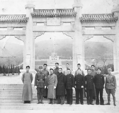 의열단 가입 후 손문 묘비 앞에서 찍은 기념사진. 앞줄 왼쪽에서 네 번째가 장흥 장군이다. [사진제공=유족&한울출판]