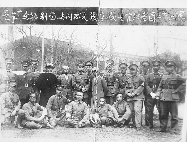 중국군 헌병 제2단 시절 단장 및 참모진관 함께. 서있는 사람 중 오른쪽에서 다섯 번째가 장흥 장군이다. [사진제공=유족&한울출판]