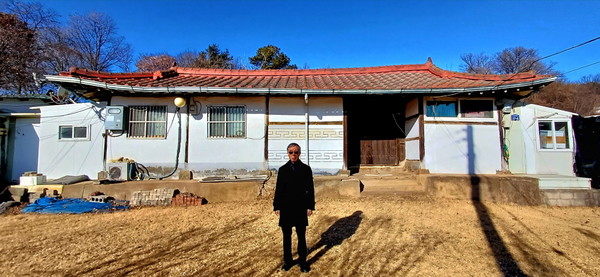 장흥 장군 생가 앞에 선 장석위씨. 