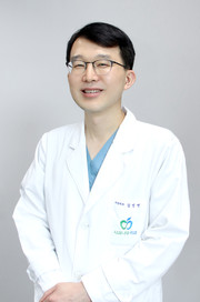  김영연 사과나무치과병원장.