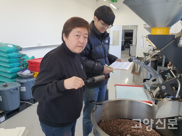 이송 이사(앞쪽)가 '슬로우 로스팅'된 커피원두를 살펴 보고 있다.
