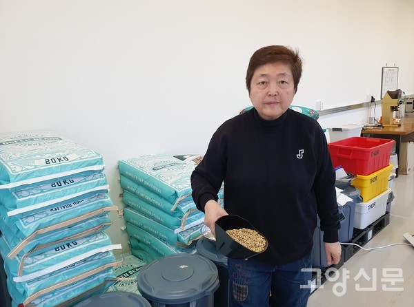 이송 이사가 커피 생두 블렌딩을 점검하고 있다.