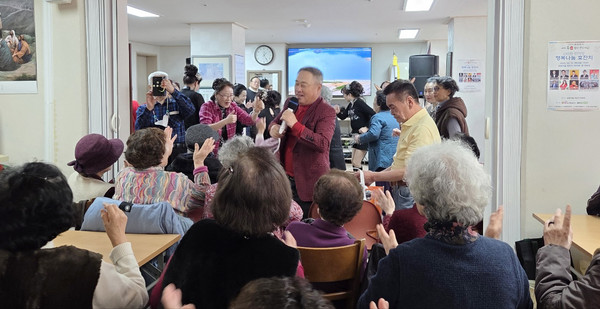 가수로 출연한 김원길 바이네르 대표가 어르신들을 위해 노래를 부르고 있다.