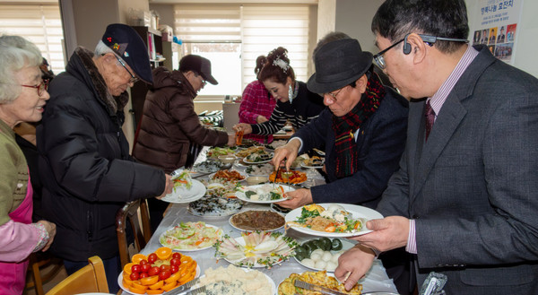 어르신들이 식사를 하고 있다.