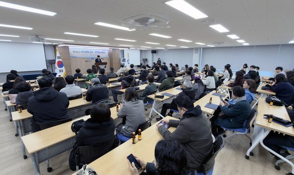 고양누리새마을금고 장학금 전달식이 진행되고 있다. 김재진 이사장이 선정 축하의 인사말을 하고 있다.