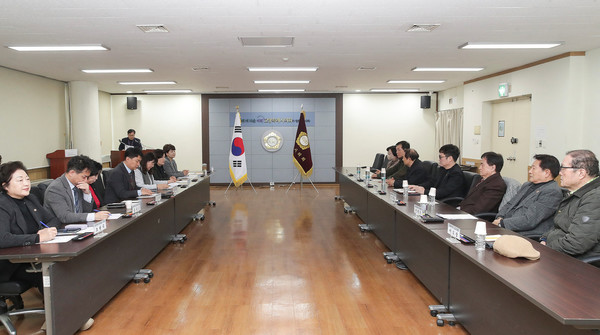 고양시의회 문화복지위원회와 고양시 국가유공자 보훈단체협의회가 간담회를 하고 있다.