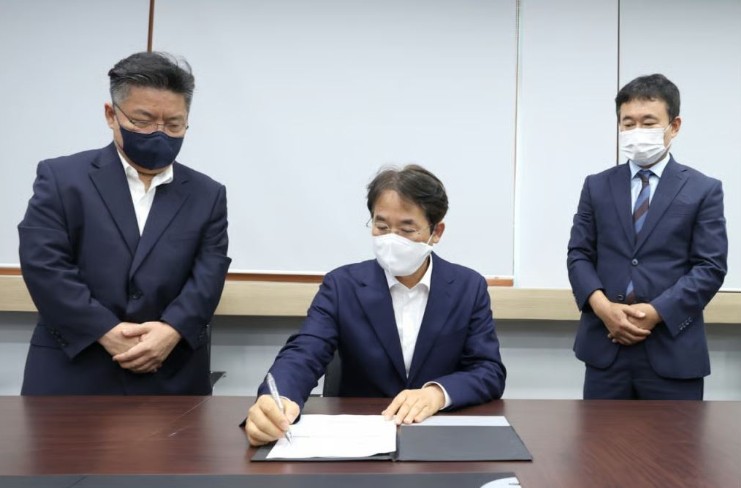 이동환 고양시장은 지난 2022년 7월 취임식과 함께 시장 집무실로 이동해 ‘경제자유구역 추진단 구성 계획’을 1호 공식문서로 결재, 민선 8기의 시작을 알렸다. 하지만 현재 지정은커녕 신청조차 하지 못한 상태에서 임기를 마치게 됐다. 