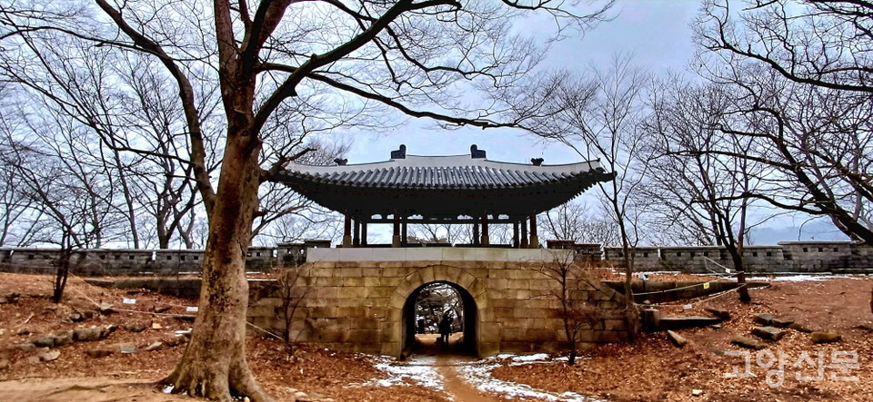 북한산성의 동쪽 대문인 대동문. 안쪽에 넓은 평지를 품고 있다. 
