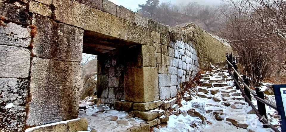북한산성 12성문 중 가장 높은 곳에 자리하고 있는 백운봉암문.