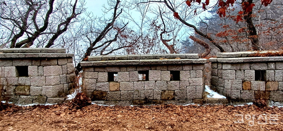 근래에 복원된 성곽. 사업 시기마다 서로 다른 형태로 만들어졌다. 