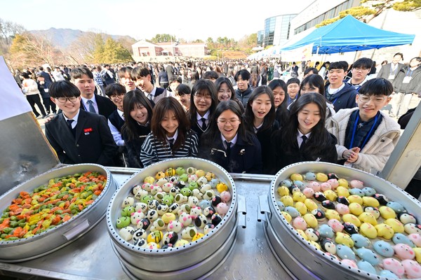 지난 2일 하나님의 교회가 주최한 2026 개학 행사에 참석한 학생들이 간식을 앞에 놓고 즐거워하고 있다.
