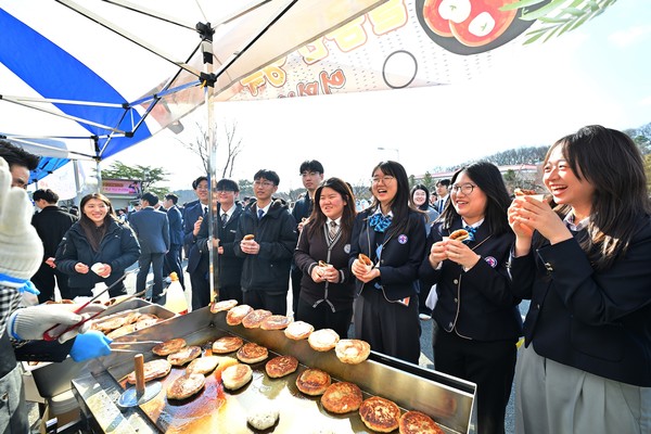 '2026 학생 개학예배'에 참석한 학생들이 간식을 먹으며 즐거운 시간을 보내고 있다.