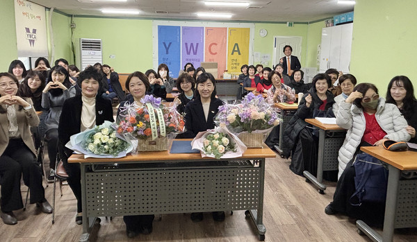고양YWCA 제7대·제8대 사무총장 이·취임식에서 퇴임한 함윤희 사무총장(꽃다발 가운데)과 신임 최인희 사무총장(꽃다발 오른쪽)이 참석자들과 함께 활짝 웃고 있다.