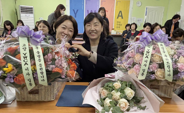  퇴임한 함윤희 사무총장(왼쪽)과 신임 최인희 사무총장(오른쪽)이 활짝 웃고 있다.