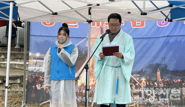 정봉(정발중2) 청소년영어문화유산해설사가 영어로 정월대보름 행사를 해설했다.