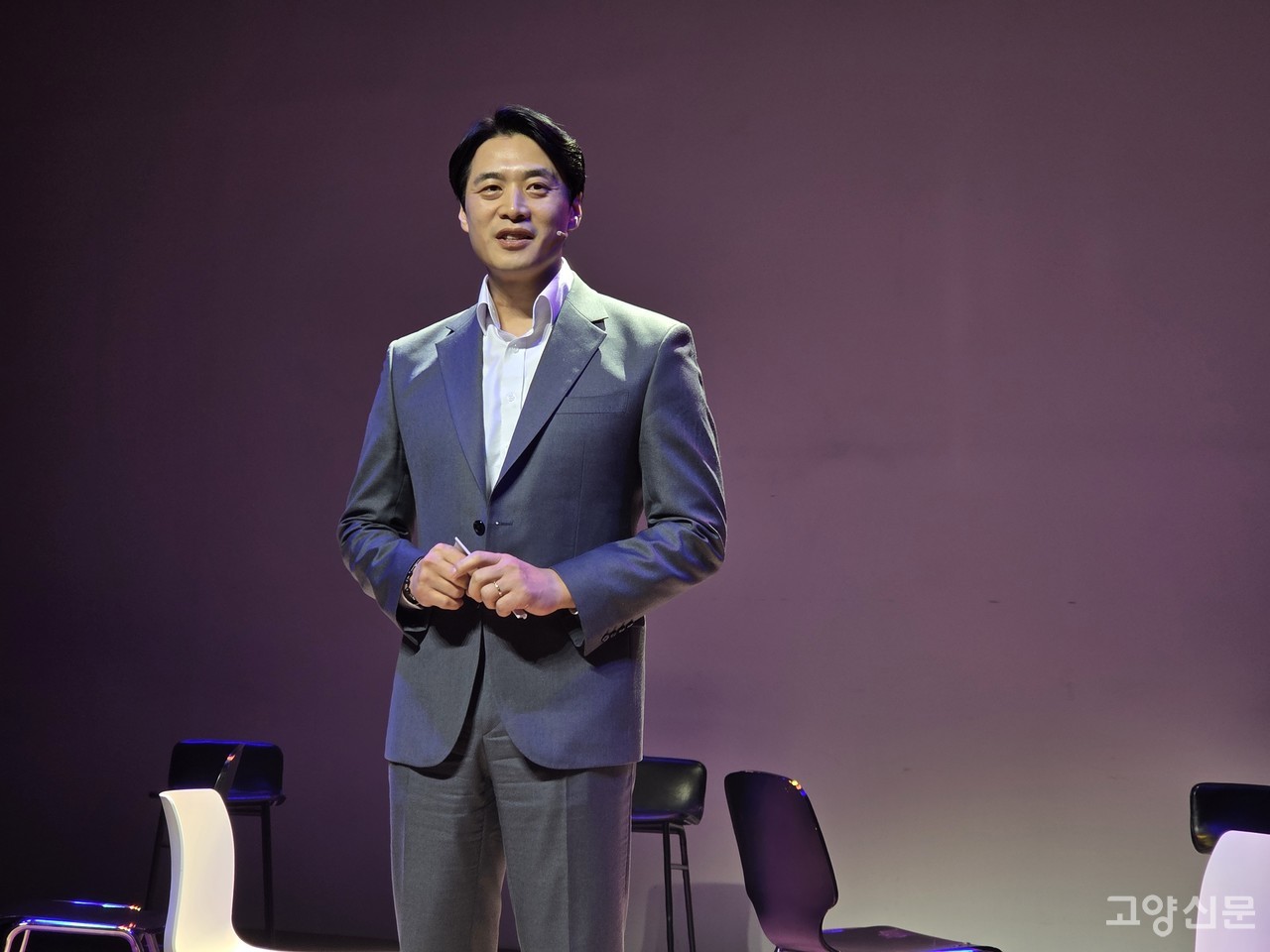 4일 국회의원회관 대회의실에서 의정보고회를 연 한준호 의원이 자신의 정치 입문 계기와 이재명 대통령과의 인연을 독백 형태로 풀어냈다.