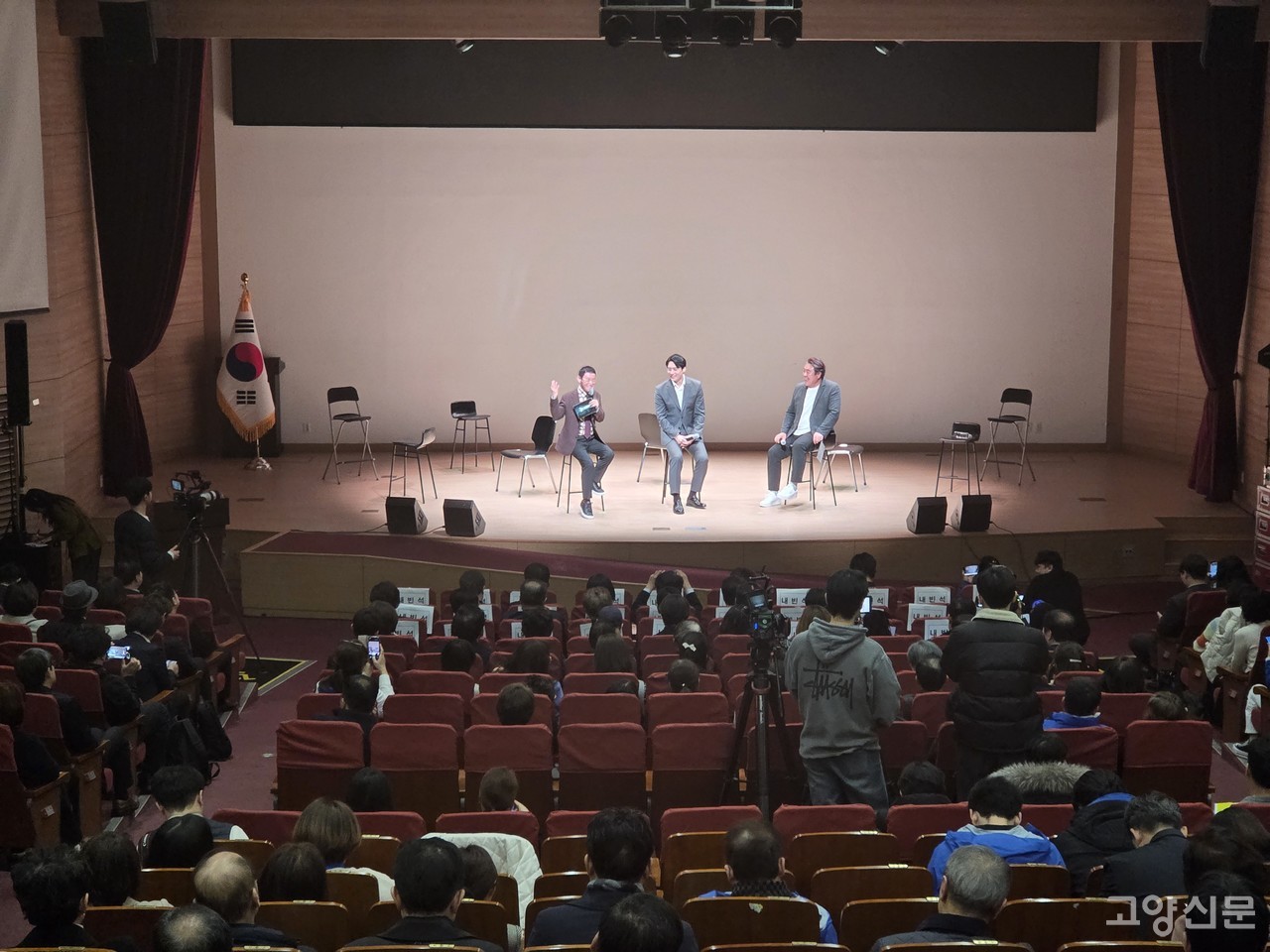 이날 의정보고회는 한준호 의원이 ‘친명 핵심’ 정체성을 확고히 하고, ‘실용주의’의 비전을 경기도로 확장하겠다는 의지를 밝히는 자리이기도 했다.