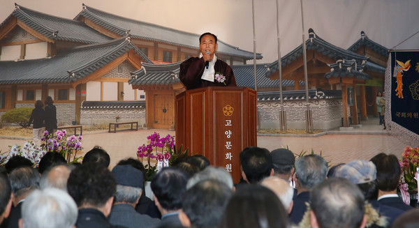 이봉운 고양문화원장이 취임사를 하고 있다. "전통문화를 되살리는 문화 르네상스를 펼치겠다"고 말했다.