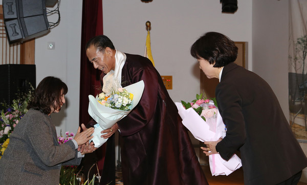 이봉운 고양문화원장이 한 시민으로부터 축하 꽃다발을 받고 있다.