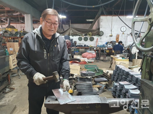 김상수 대표가 쇠모루(쇠 받침대)에서 조각도에 들어갈 쇠를 두드리고 있다.