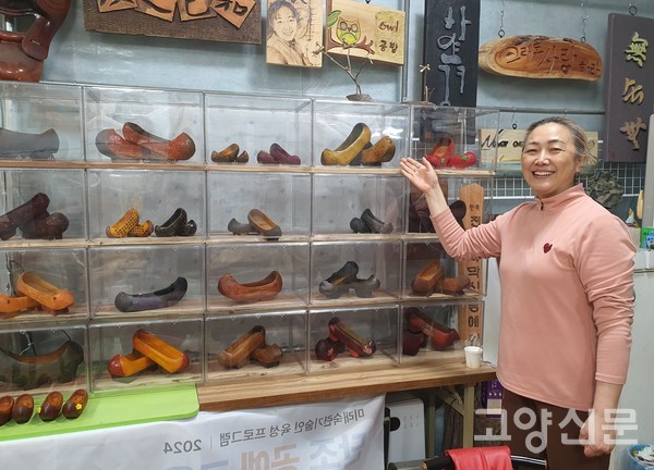 아내 박진희 작가가 중앙민속박물관 나막신 소장품 재현작에 대해 설명하고 있다.