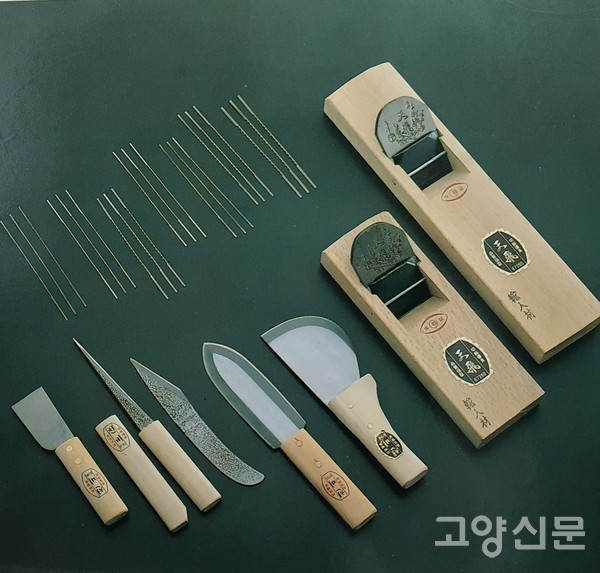 김상수 대표가 심혈을 기울여 만든 목재조각도들.