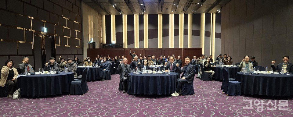 이른 아침부터 홀을 가득 메운 고양시 기업인들은 강연 내내 AI 전환에 대한 뜨거운 관심을 보였다. 행사가 끝난 뒤 다함께 기념촬영을 하며 미래를 향한 의지를 다졌다.