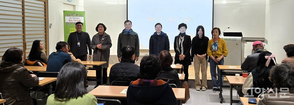 강연에 앞서 김혜성 이사장(왼쪽 세 번째)과 몸공부방 스태프진이 6기 참가자들에게 환영 인사를 건네며 건강 자립을 위한 12주간의 여정을 약속하고 있다.