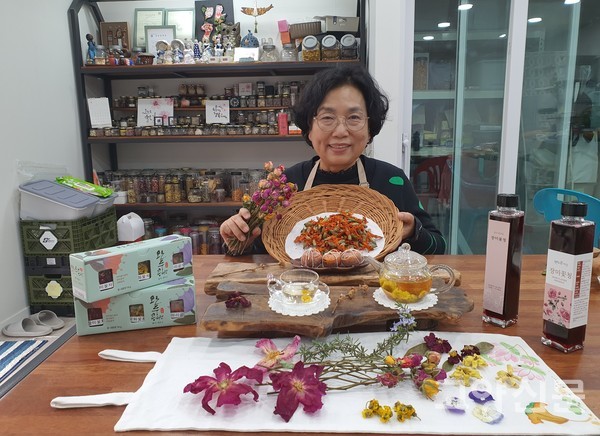 황영미 대표가 고추장에 사용되는 장미꽃과 꽃차에 사용하는 덖음 재료를 보여주고 있다.