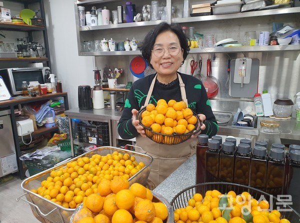 제주도에서 직송한 체험수업용 진귤(토종귤)과 금귤(작은 것)을 보여주고 있다.