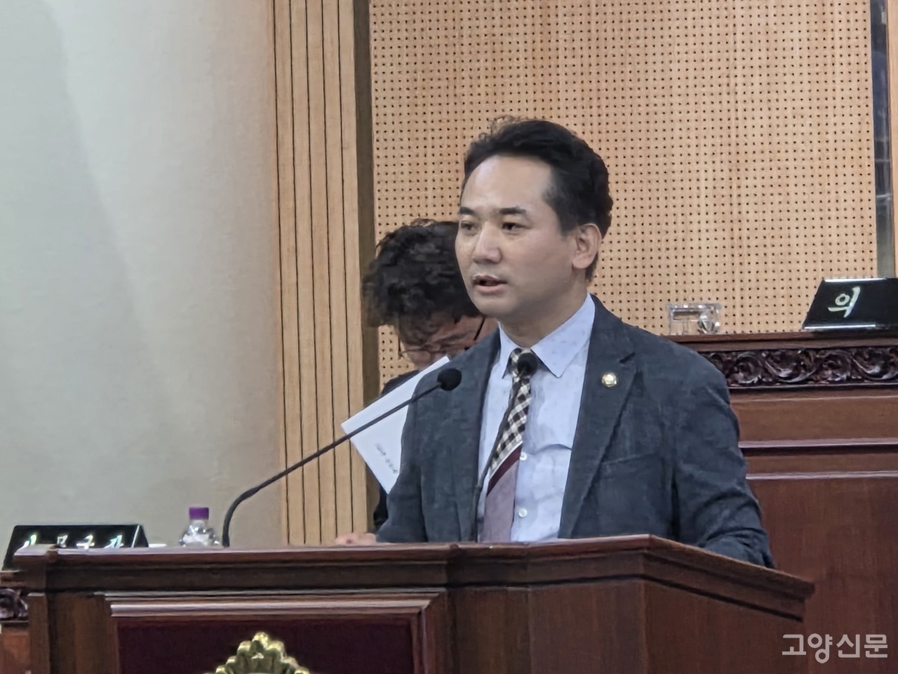 송규근 의원(더불어민주당)이 지난 19일 열린 제302회 고양시의회 임시회 본회의에서 ‘고양시민복지재단 설립 및 운영에 관한 조례안’의 구조적 결함과 행정적 비효율성을 조목조목 짚고 있다,