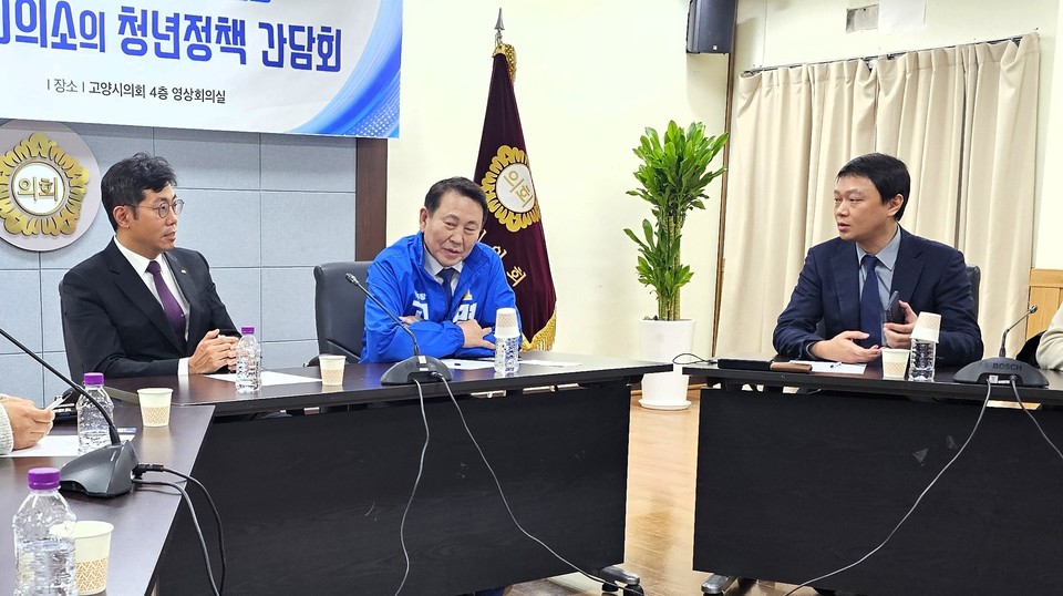 조현우 고양JC 회장(왼쪽)과 명재성 예비후보(가운데), 최규진 시의원(오른쪽) 등은 지난 20일 간담회에서 청년 일자리 확충과 라페스타 상권 활성화 등 지역 청년들이 체감하는 실질적인 현안 해결 방안을 논의했다.