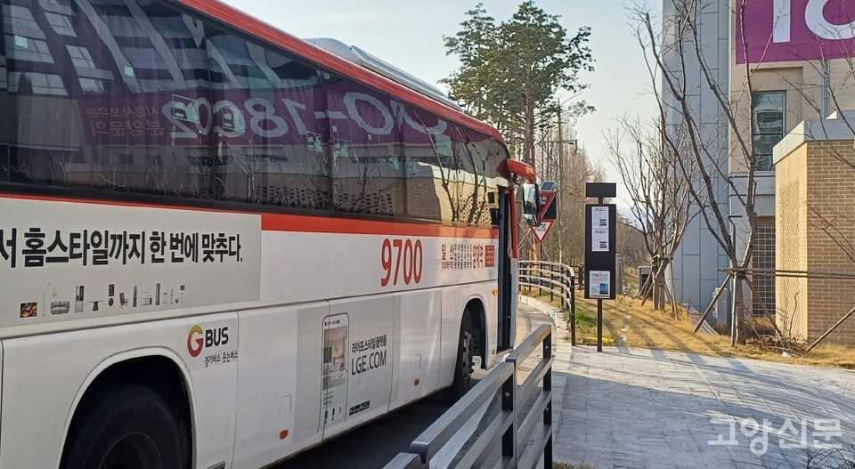 덕은지구 자유로에 설치된 '덕은한강육교 정류소'에 광역버스가 정차한 모습.  