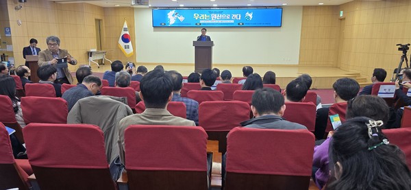 박지원 국회의원이 23일 오후 국회 의원회관 제2소회의실에서 열린 남북 체육교류와 관광 협력 방안 정책토론회에서 축사를 하고 있다.