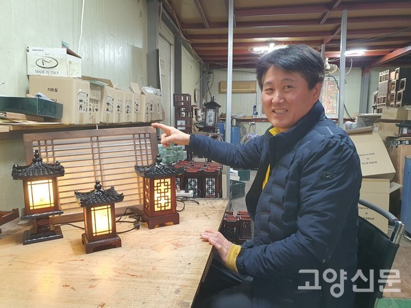 김연철 대표가 이번 3월에 아마존으로 나가는 기와등(스탠드)을 소개했으며, 한옥 문살과도 잘 어울린다고 했다.