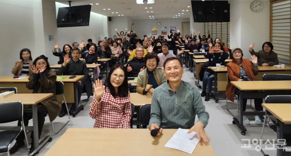 이날 강연은 사과나무의료재단 김혜성 이사장(앞줄 오른쪽)이 사회를 맡았다. 