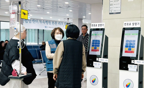 시니어클럽이 운영 중인 노인일자리사업에 참여한 어르신들이 근무를 하고 있다.