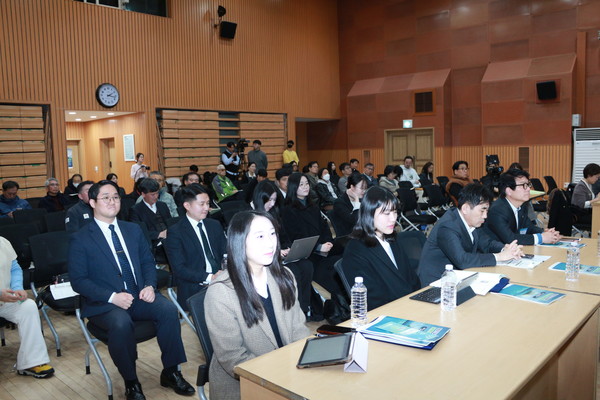 기후위기 및 기후재난 대응전략 정책토론회에 참석한 시민들.&nbsp; &nbsp; &nbsp; &nbsp; &nbsp; &nbsp; &nbsp; &nbsp; &nbsp; &nbsp; &nbsp; &nbsp; &nbsp; &nbsp; &nbsp; &nbsp; &nbsp; &nbsp; &nbsp; &nbsp; &nbsp; &nbsp; &nbsp; &nbsp; &nbsp; &nbsp; &nbsp; &nbsp; &nbsp; &nbsp;심온