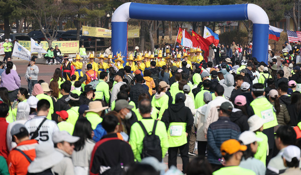 걷기에 앞서 고양문화원 취타대와 각 나라의 국기가 본부석을 향해 들어오고 있다.
