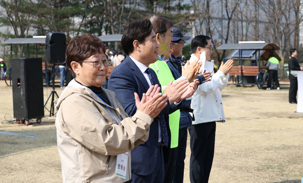 한광순 고양시걷기연맹 회장과 이동환 고양시장, 김운남 고양시의회 의장 등이 참가자들을 응원하고 있다.