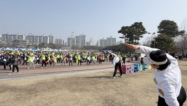 출발에 앞서 체조를 하는 참가자들.