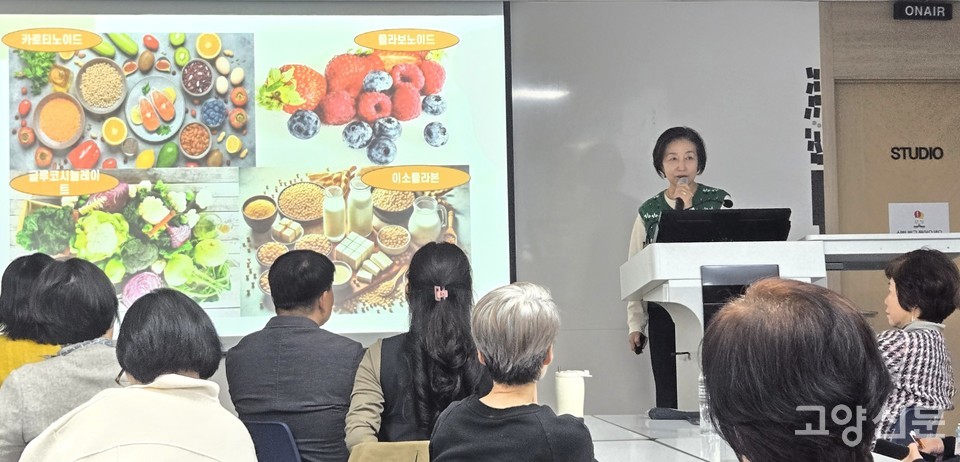 지난 30일 사과나무교육센터에서 열린 ‘몸공부’ 6기 강연에서 간호사 출신 장유경 센터장은 자신의 식이 조절을 통한 콜레스테롤 극복 사례를 공개하며 약물 의존 대신 몸의 자정 능력을 회복하는 생활 습관의 중요성을 강조했다.
