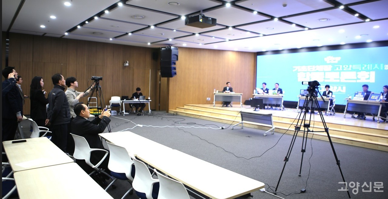 오후 3시부터 진행된 30분간의 리허설에서는 마이크 상태와 동선을 체크하는 후보들의 눈빛에서 숨길 수 없는 긴장감이 읽혔다.