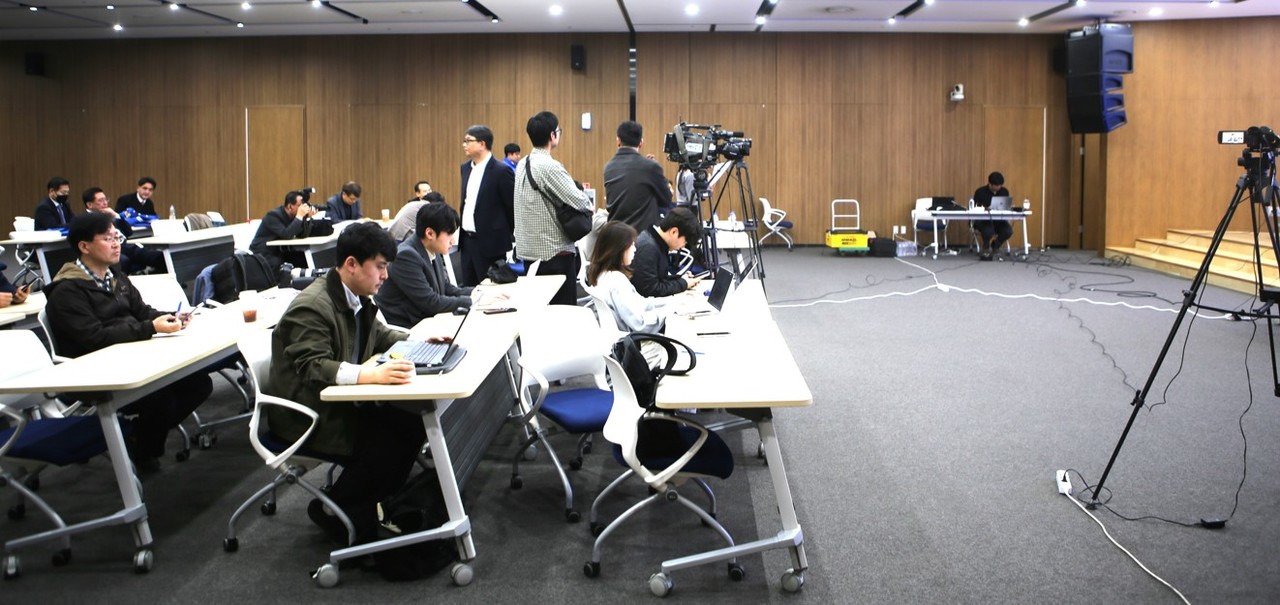 이날 토론회장에는 각 캠프별 후보를 포함한 단 4명 외에 취재진의 모습도 보였다.