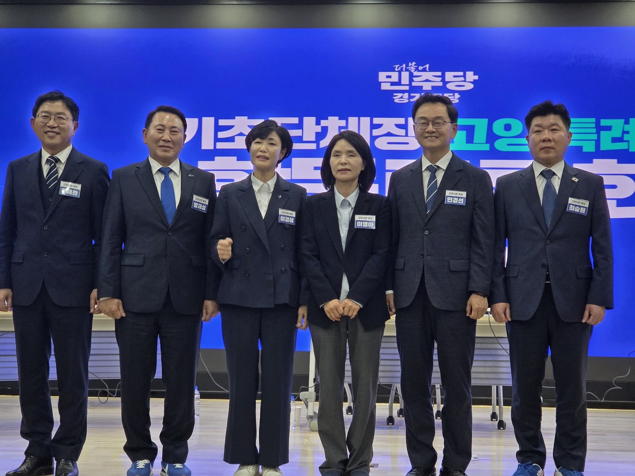 6명의 예비후보들이 약 150분 동안 진행된 토론회가 끝나자 그제서야 긴장을 풀고 포즈를 취했다.