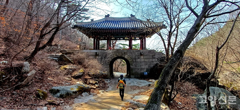 북한산성 내성의 관문인 중성문. 