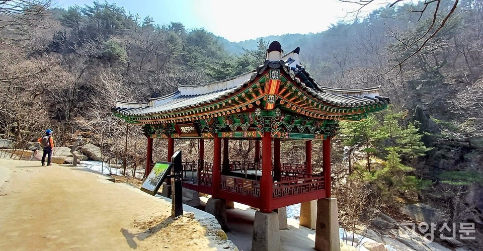 북한천의 가장 아름다운 장소에 세워진 산영루.