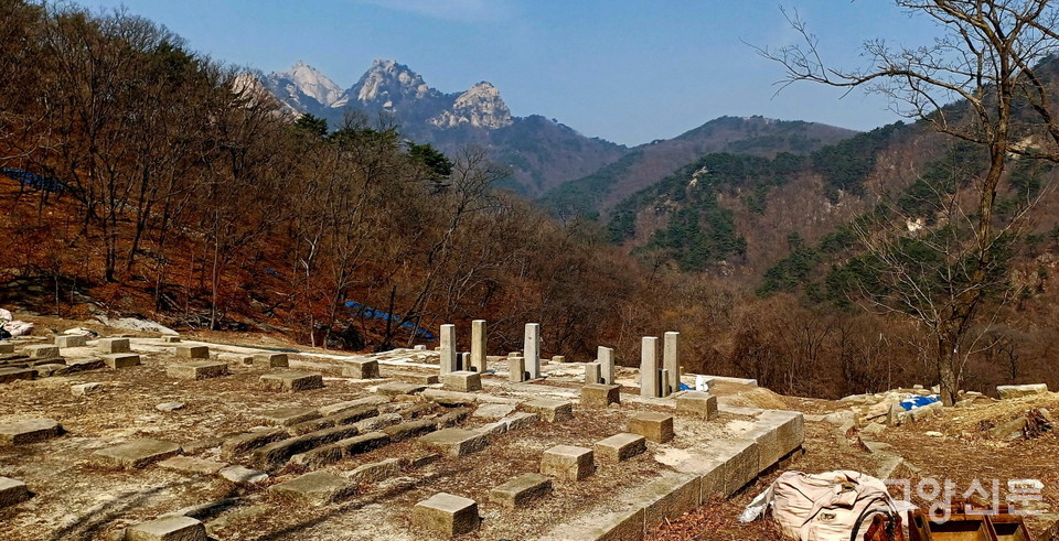 북한산성 행궁지. 멀리 백운대와 만경봉, 노적봉이 조망된다. 오른쪽 시단봉 위에는 동장대가 서 있다. 