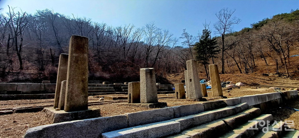 행궁 외전의 전각을 떠받치고 있던 돌기둥들. 